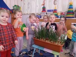 10 марта воспитанники ранней группы "Уточки" с воспитателем Маргаритой Евгеньевной посадили репчатый лук и посмотрите как он уже вырос! 10 марта воспитанники ранней группы "Уточки" с воспитателем Маргаритой Евгеньевной посадили репчатый лук и посмотрите как он уже вырос!.