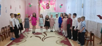 Сегодня своих мамочек и бабушек поздравили наши самые старшие ребята подготовительной группы. Сегодня своих мамочек и бабушек поздравили наши самые старшие ребята подготовительной группы.