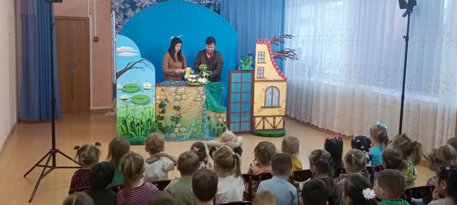 А к нам сегодня в детский сад приезжал театр! А к нам сегодня в детский сад приезжал театр!.