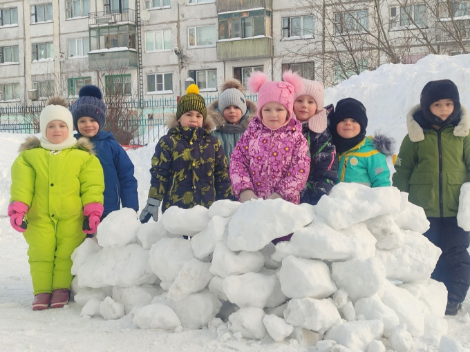 «Как мы строили снежную крепость!» «Как мы строили снежную крепость!».